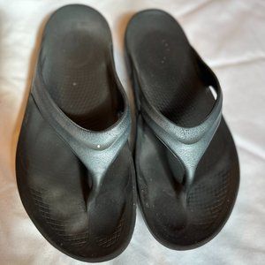 Oofos Flip Flops - Gray - Womens Size 9